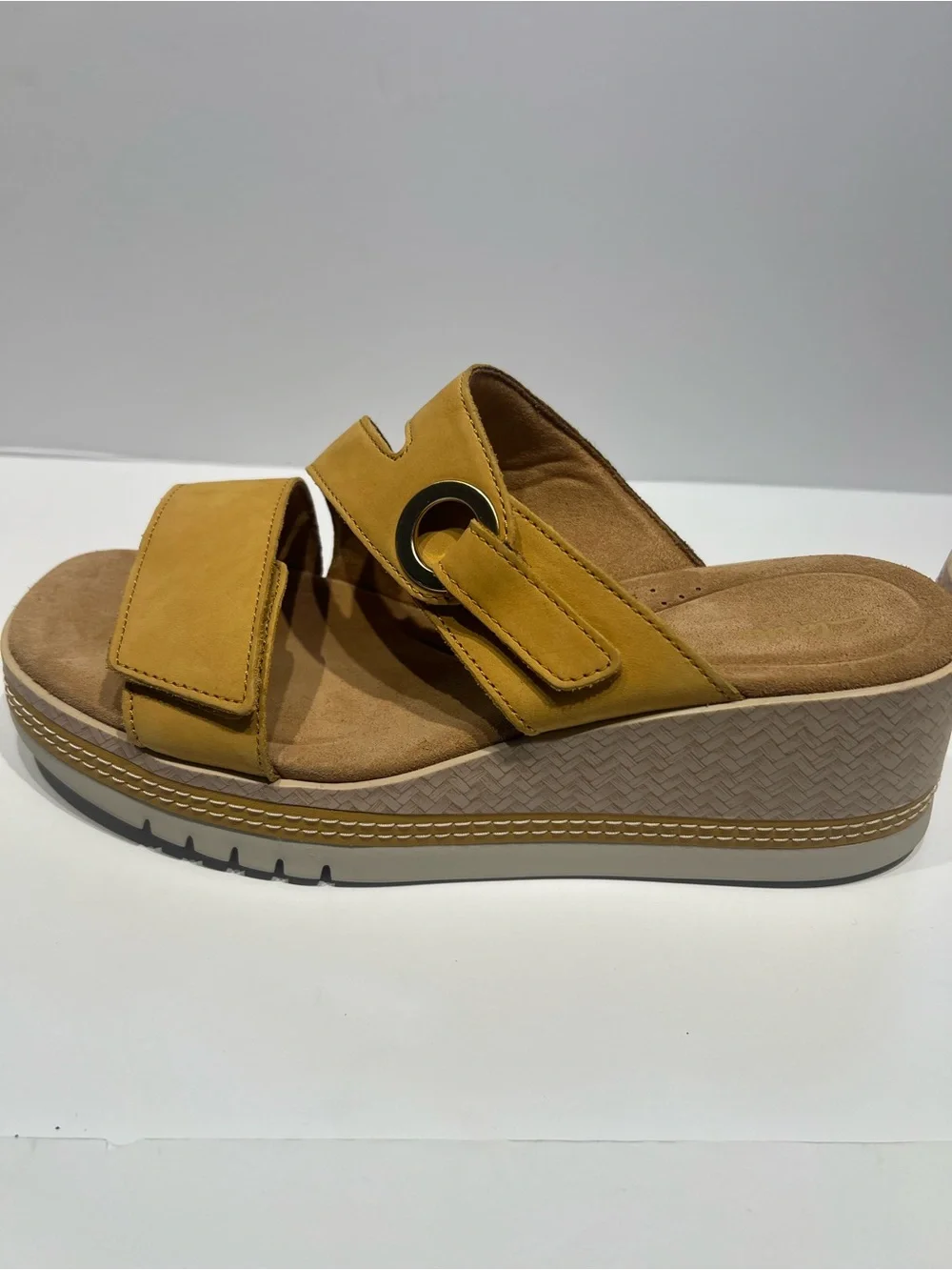 Clarks Kidiki Cove Yellow Nubuck Sz 9